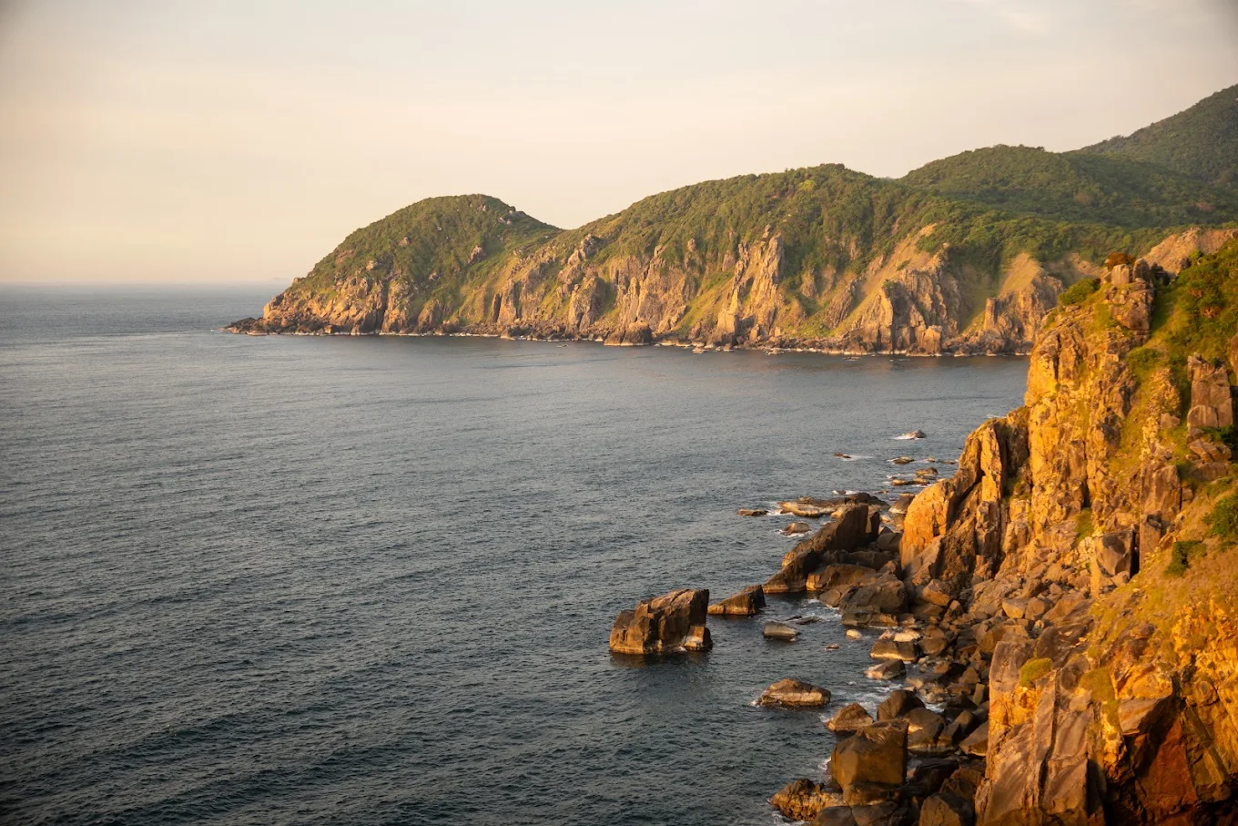 Bãi Môn nhìn từ Mũi Điện